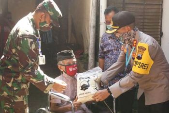 Pemkot Magelang serahkan bansos bagi 94 penyandang disabilitas