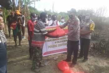 Polri berikan bantuan kepada warga Sentani terdampak pandemi COVID-19