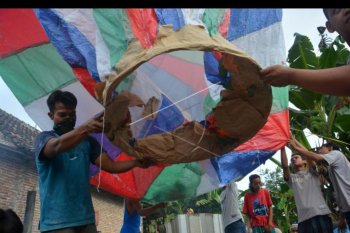 Tradisi menerbangkan balon udara di Jombang