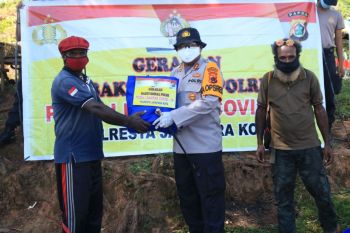 Kapolresta Jayapura Kota bagikan sembako Polri peduli kepada warga dan mahasiswa