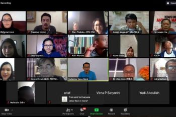 Ridwan Kamil bicara penanganan COVID-19 saat "virtual meeting" dengan wartawan ANTARA
