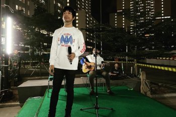 Rian vocalis D'Masiv beri kejutan untuk relawan medis Wisma Atlet