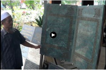 Uniknya Alquran Marmer di Masjid Al Muhtaram