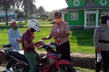 Kegiatan berbagi takjil Pramuka Lingga