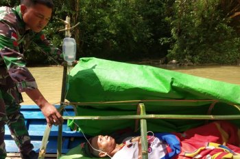 Satgas Pamtas Yonif R-641/Bru mengarungi sungai evakuasi lansia stroke