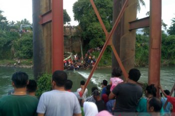 Sisa jembatan Kayu Gadang ambruk satu orang tewas, polisi siap panggil pihak terkait