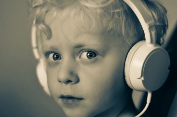Pastikan anak aman gunakan headphone dengan cara ini