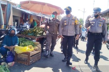 Sebagai percontohan new normal, 80 persen pedagang Pasar Pariaman gunakan masker