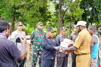 Pemkab Puncak Jaya bersama TNI/Polri salurkan bantuan sembako tiga distrik