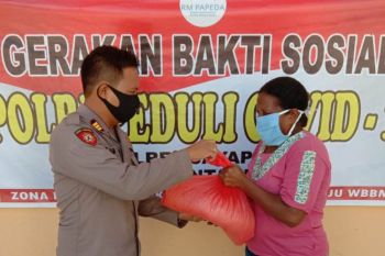 Sejumlah warga kampung di  Jayapura terima beras bantuan Mabes Polri