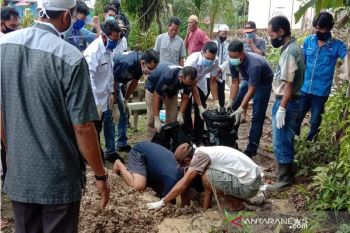 Polisi  bongkar makam bayi  untuk mencocokan DNA bidan