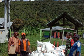 Babinsa Koramil Moanemani bantu penyaluran sembako warga terdampak COVID-19