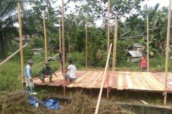 Babinsa Koramil Web bantu bangun rumah warga kampung Umuaf