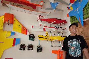 Pemuda asal Lampung Timur buat pesawat mainan remote control baterai listrik