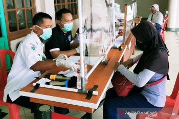Petugas rela jagakan dagangan selama pedagang jalani rapid test