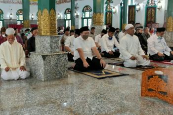 Masjid Agung Palembang laksanakan sholat zuhur berjamaah, Kemenag sebut tak pernah tutup masjid