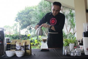 Vokalis Element, Lucky Widja meninggal dunia di RS Halim