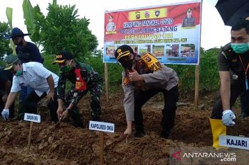 Polisi motori pemanfaatan lahan tidur menjadi Kampung Tangkal COVID-19