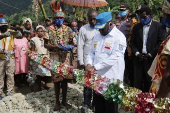 Bupati Mamberamo Tengah resmikan kantor calon Klasis GIDI Taria