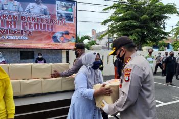 Kapolda Kaltara bagikan paket sembako ke warga