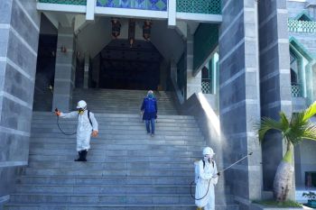 PMI Makassar seterilisasi Masjid Al-Markaz persiapan shalat Jumat