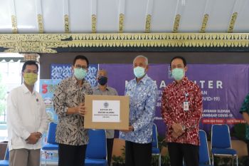 Ikatan Alumni UNY berikan bantuan APD ke Pemkab Sleman