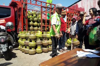 Sejumlah pangkalan  di Palu jual elpiji subsidi di atas HET