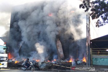 Gudang ban terbakar di Kudus belum padam