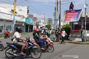 Polresta Banyumas - komunitas ojol dirikan Poskamling Jalan Raya