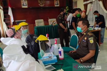 Kejari OKU gelar rapid test pegawai antisipasi COVID-19