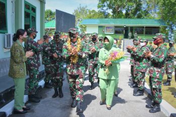 Danrem 173/PVB Biak melakukan tradisi penyambutan satuan