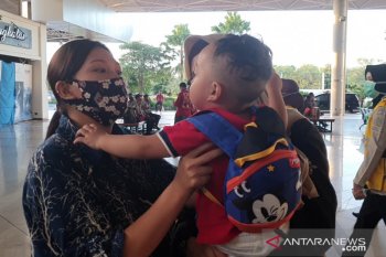 Balita dan ibunya terpisah10 bulan di Hong Kong bertemu di Surabaya
