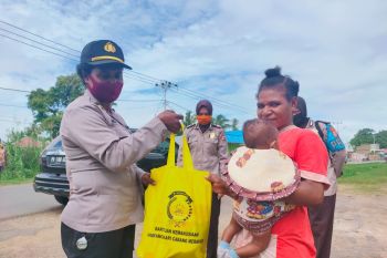 Polwan Merauke salurkan bantuan Bhayangkari ke warga
