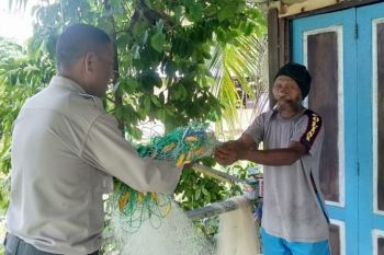 Binmas Polres Supiori berikan bantuan jala ikan ke nelayan