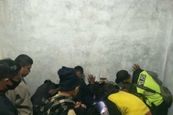Longsor terjang rumah saat penghuninya tertidur pulas,  dua anak meninggal dan ibu luka-luka