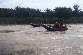 Basarnas belum berhasil menemukan seorang nenek tenggelam di sungai