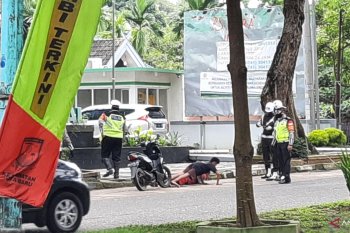 Tidak gunakan masker saat berkendaraan, sejumlah pemuda kena sanksi 'push up'