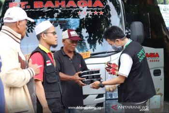 CIMB Niaga Syariah Padang dan DD Singgalang bagikan 400 paket makanan
