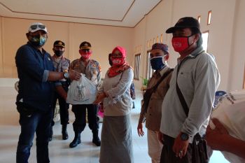 Anggota DPRD Lampung salurkan sembako untuk korban banjir rob