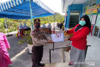 Polsek Tambelan beri bantuan COVID-19 kepada Bhayangkari pekerja medis