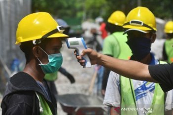 Peserta Padat Karya Tunai diukur suhu sebelum kerja