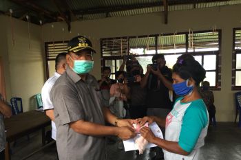 Bupati Gaghana serahkan bantuan di Kepulauan Marore