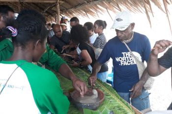 Warga kampung Abar pertahankan festival makan papeda dalam gerabah