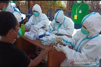 Ribuan warga Teluk Saereri jalani pemeriksaan rapid test cegah virus Corona