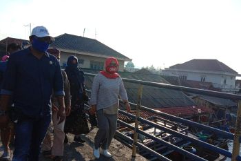 Anggota DPRD Lampung Asep Makmur kunjungi warga korban banjir rob di Muara Gading Mas
