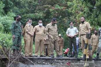 Bupati OKU tinjau jembatan putus