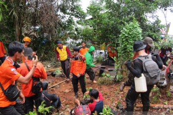 Tim SAR temukan lima warga tersesat di hutan Salura Soroako
