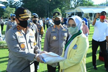 Polda Sumbar salurkan 10 ton beras untuk warga Padang yang terdampak COVID-19