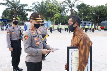 Polres Karimun beri penghargaan nelayan selamatkan PMI mengapung di laut
