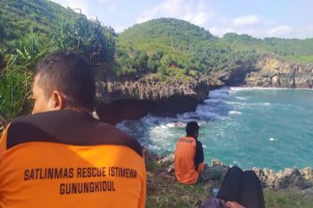 Tim gabungan Gunung Kidul mencari nelayan terjatuh ke laut